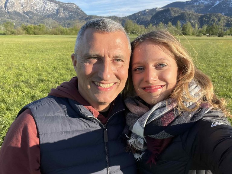 Stolzer Papa mit Tochter